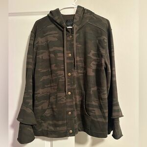 Super cute boutique Camo jacket with ruffle sleeves size xl - new without tags
